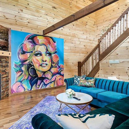 Smokiesboutiquecabins Would Love To Host You At Dolly'S Cute Cabin! 4 Suites With Private Bathrooms - Hot Tub, Fire Pit, Game Room, Resort Pool Open Memorial Day Through Labor Day! Gatlinburg Luaran gambar