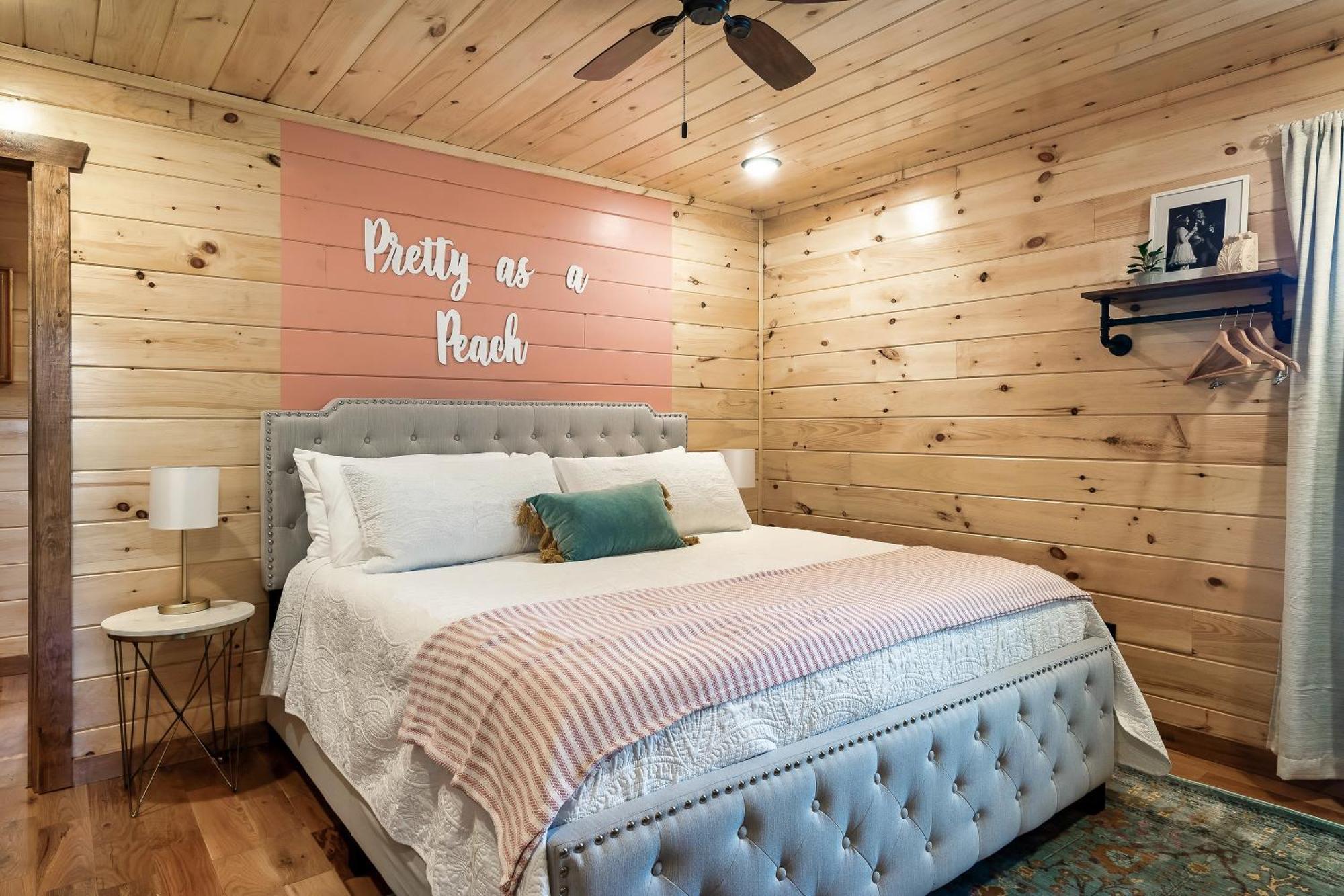 Smokiesboutiquecabins Would Love To Host You At Dolly'S Cute Cabin! 4 Suites With Private Bathrooms - Hot Tub, Fire Pit, Game Room, Resort Pool Open Memorial Day Through Labor Day! Gatlinburg Luaran gambar