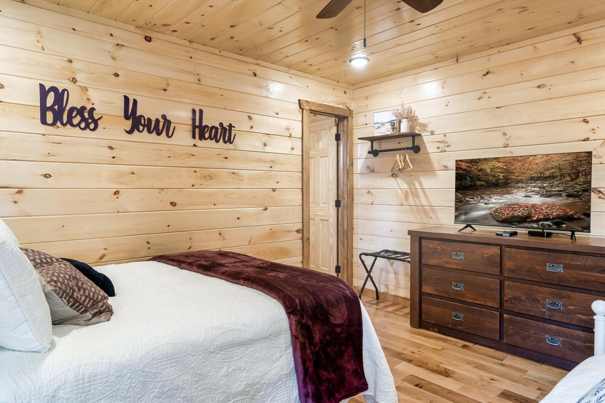 Smokiesboutiquecabins Would Love To Host You At Dolly'S Cute Cabin! 4 Suites With Private Bathrooms - Hot Tub, Fire Pit, Game Room, Resort Pool Open Memorial Day Through Labor Day! Gatlinburg Luaran gambar
