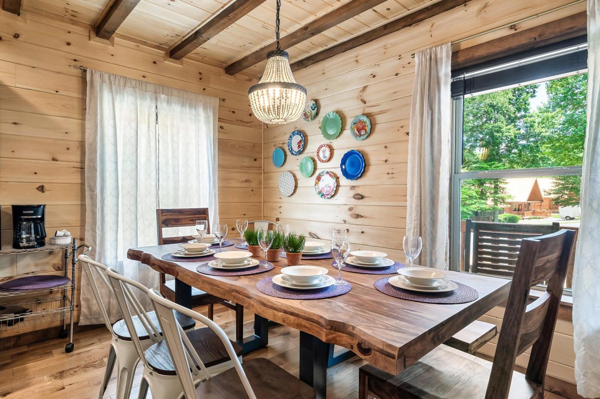Smokiesboutiquecabins Would Love To Host You At Dolly'S Cute Cabin! 4 Suites With Private Bathrooms - Hot Tub, Fire Pit, Game Room, Resort Pool Open Memorial Day Through Labor Day! Gatlinburg Luaran gambar