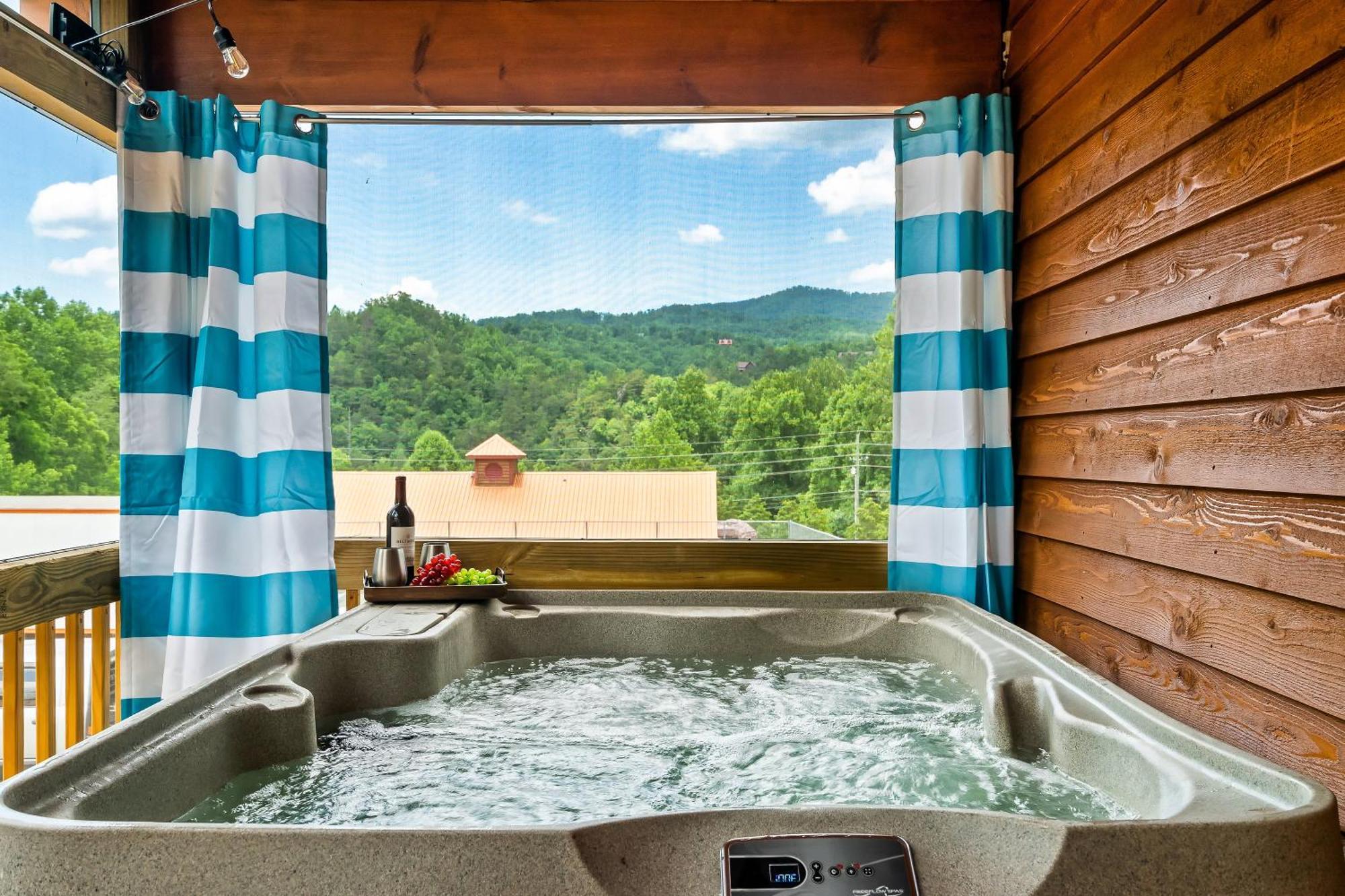 Smokiesboutiquecabins Would Love To Host You At Dolly'S Cute Cabin! 4 Suites With Private Bathrooms - Hot Tub, Fire Pit, Game Room, Resort Pool Open Memorial Day Through Labor Day! Gatlinburg Luaran gambar