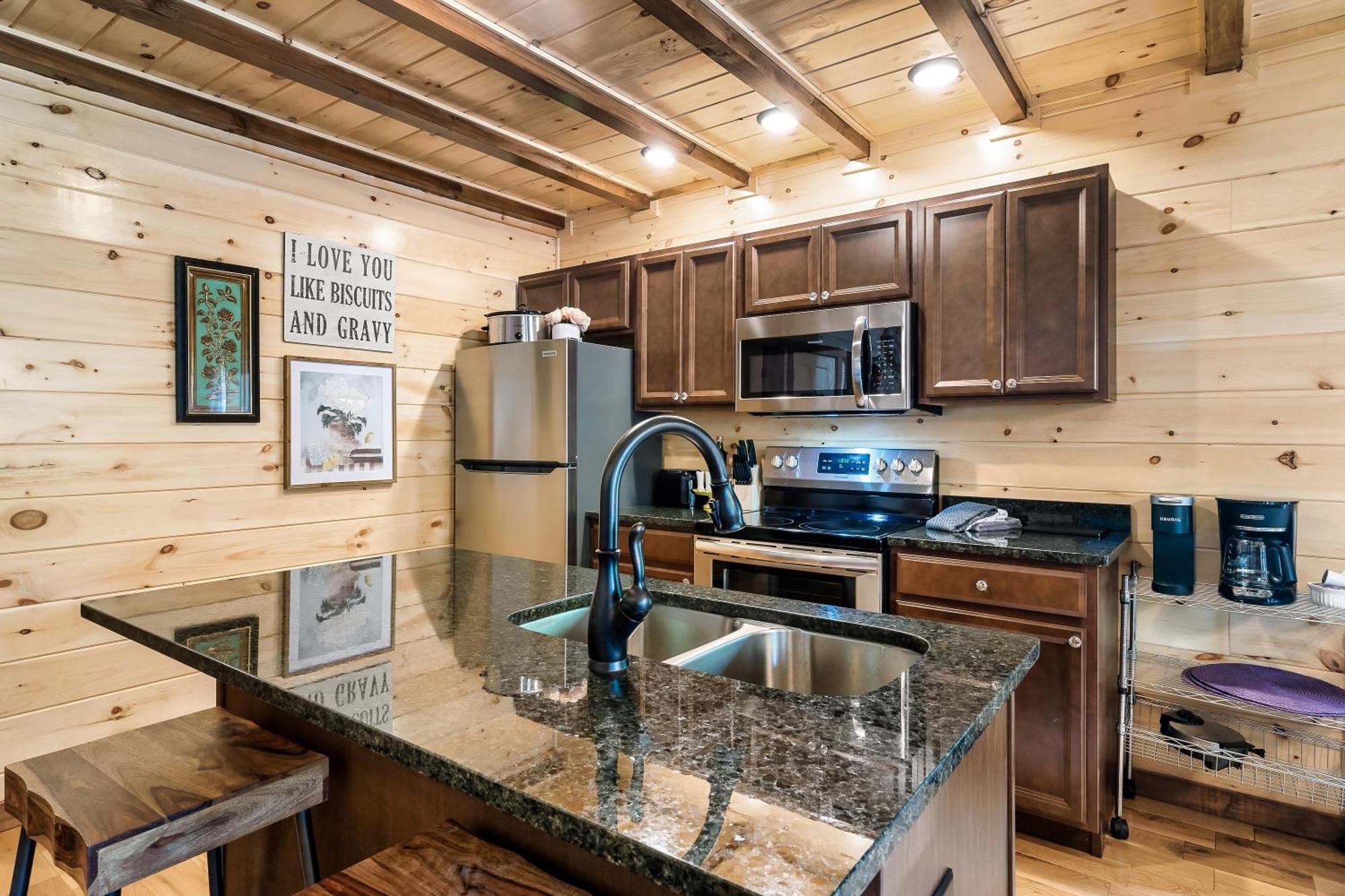 Smokiesboutiquecabins Would Love To Host You At Dolly'S Cute Cabin! 4 Suites With Private Bathrooms - Hot Tub, Fire Pit, Game Room, Resort Pool Open Memorial Day Through Labor Day! Gatlinburg Luaran gambar