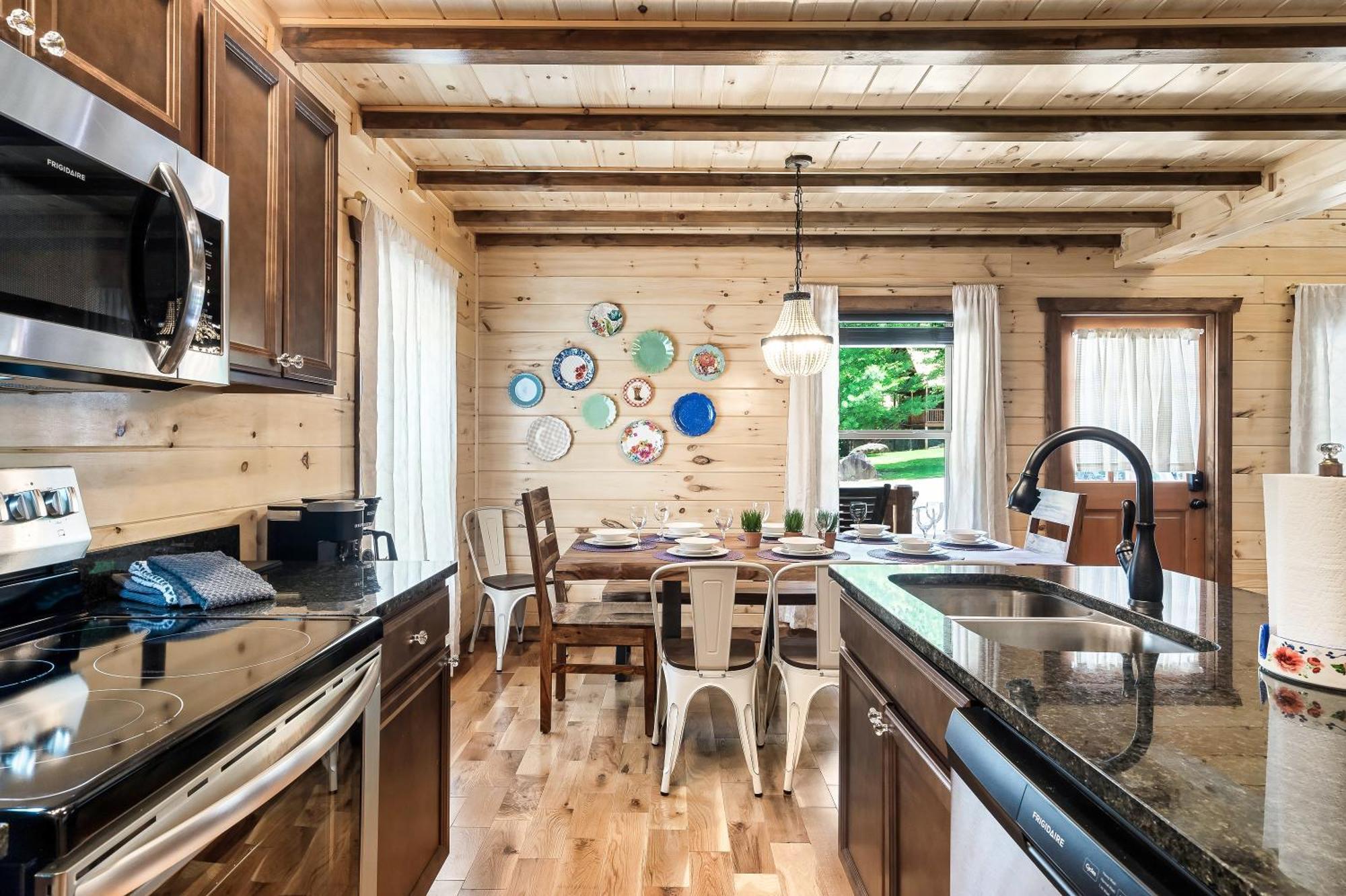 Smokiesboutiquecabins Would Love To Host You At Dolly'S Cute Cabin! 4 Suites With Private Bathrooms - Hot Tub, Fire Pit, Game Room, Resort Pool Open Memorial Day Through Labor Day! Gatlinburg Luaran gambar