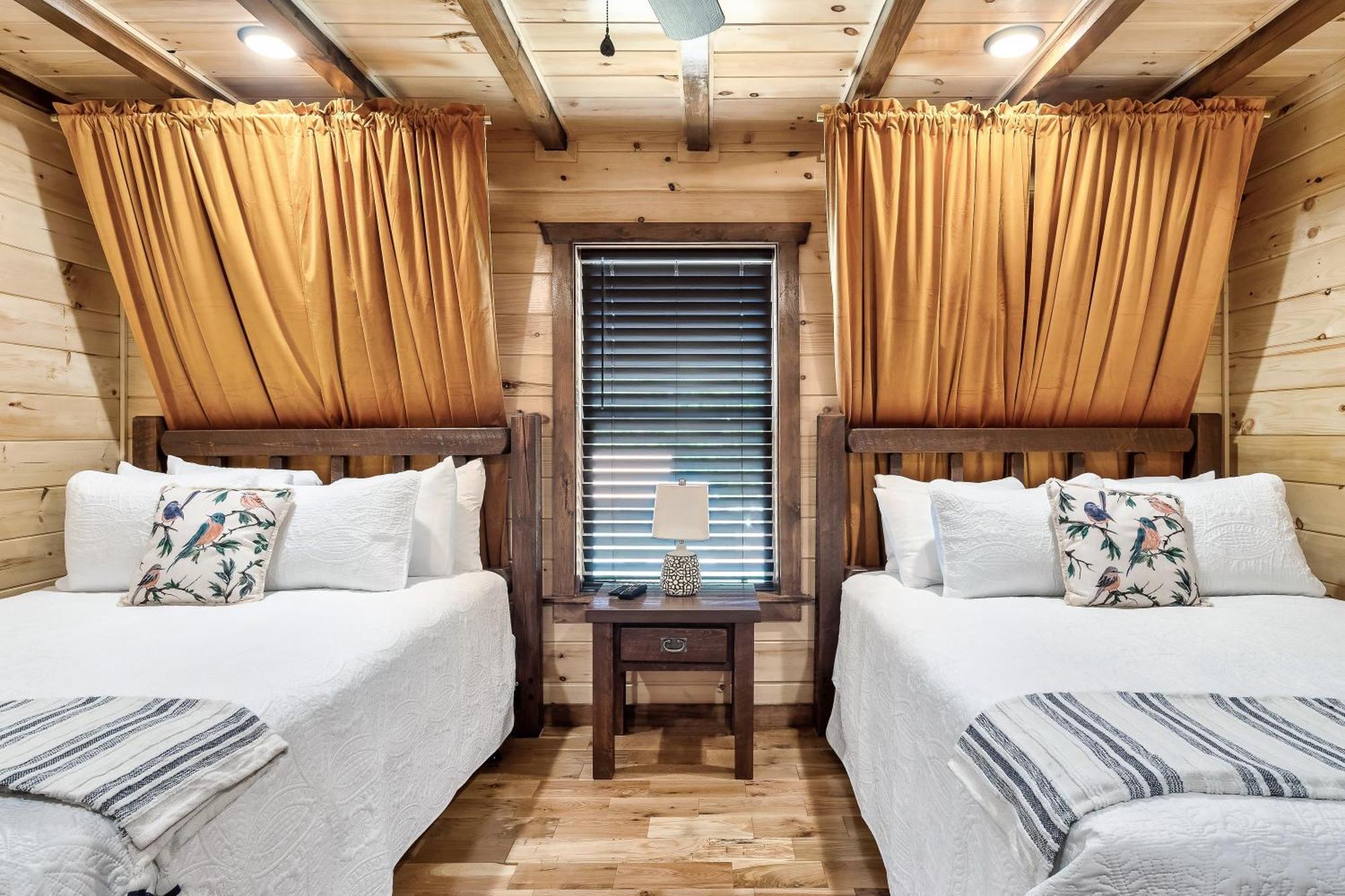 Smokiesboutiquecabins Would Love To Host You At Dolly'S Cute Cabin! 4 Suites With Private Bathrooms - Hot Tub, Fire Pit, Game Room, Resort Pool Open Memorial Day Through Labor Day! Gatlinburg Luaran gambar
