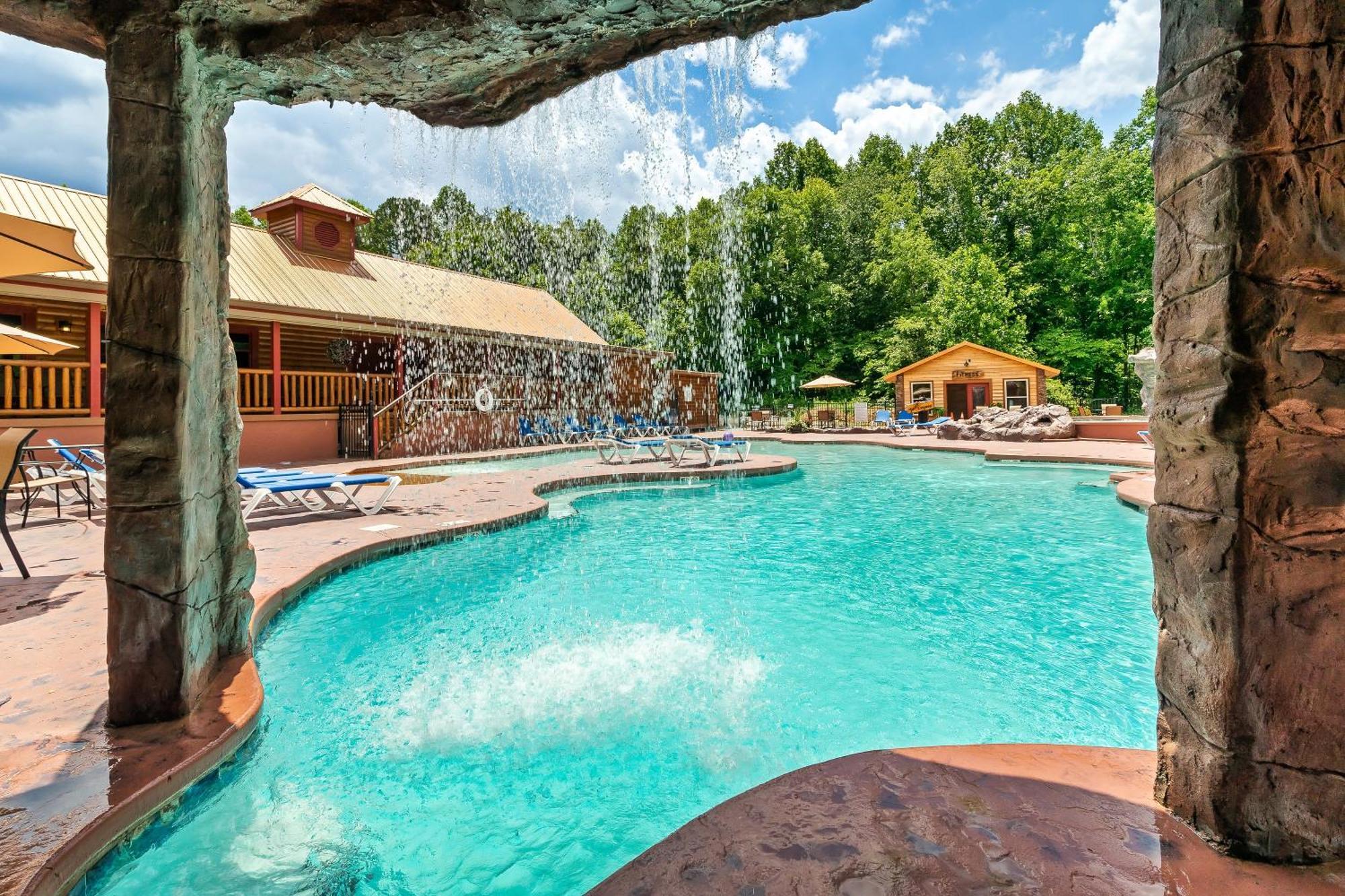 Smokiesboutiquecabins Would Love To Host You At Dolly'S Cute Cabin! 4 Suites With Private Bathrooms - Hot Tub, Fire Pit, Game Room, Resort Pool Open Memorial Day Through Labor Day! Gatlinburg Luaran gambar