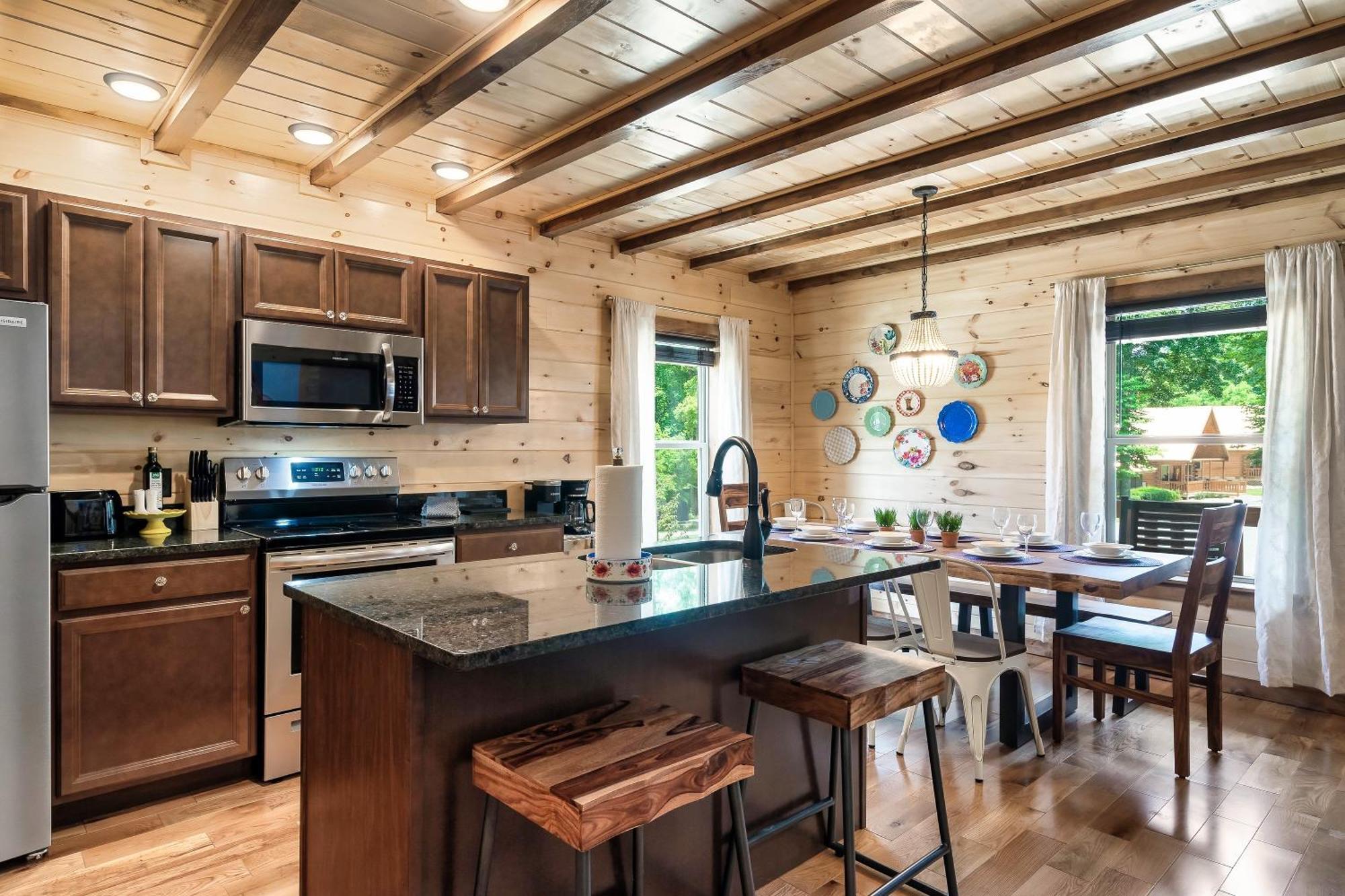 Smokiesboutiquecabins Would Love To Host You At Dolly'S Cute Cabin! 4 Suites With Private Bathrooms - Hot Tub, Fire Pit, Game Room, Resort Pool Open Memorial Day Through Labor Day! Gatlinburg Luaran gambar