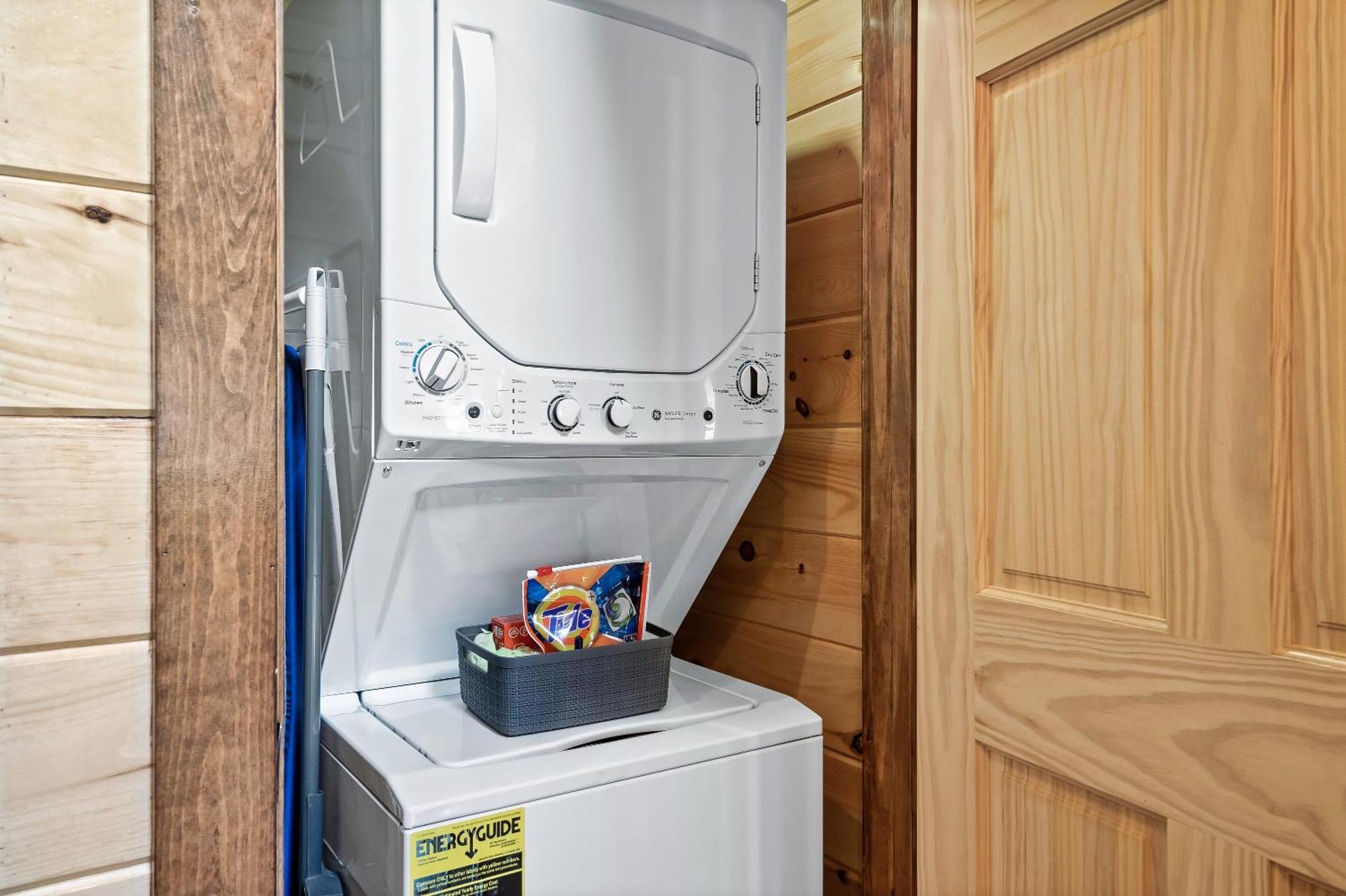Smokiesboutiquecabins Would Love To Host You At Dolly'S Cute Cabin! 4 Suites With Private Bathrooms - Hot Tub, Fire Pit, Game Room, Resort Pool Open Memorial Day Through Labor Day! Gatlinburg Luaran gambar
