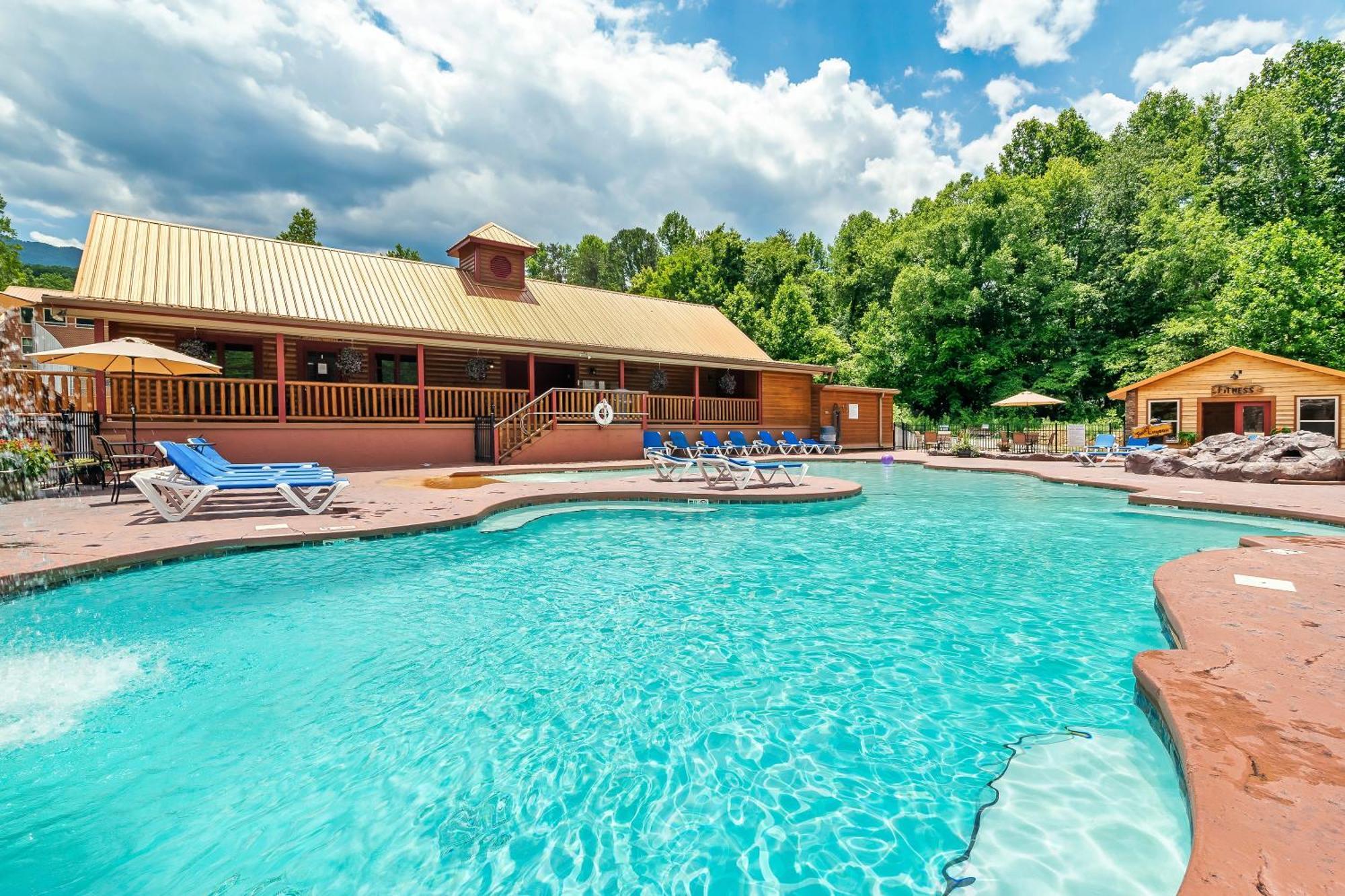 Smokiesboutiquecabins Would Love To Host You At Dolly'S Cute Cabin! 4 Suites With Private Bathrooms - Hot Tub, Fire Pit, Game Room, Resort Pool Open Memorial Day Through Labor Day! Gatlinburg Luaran gambar