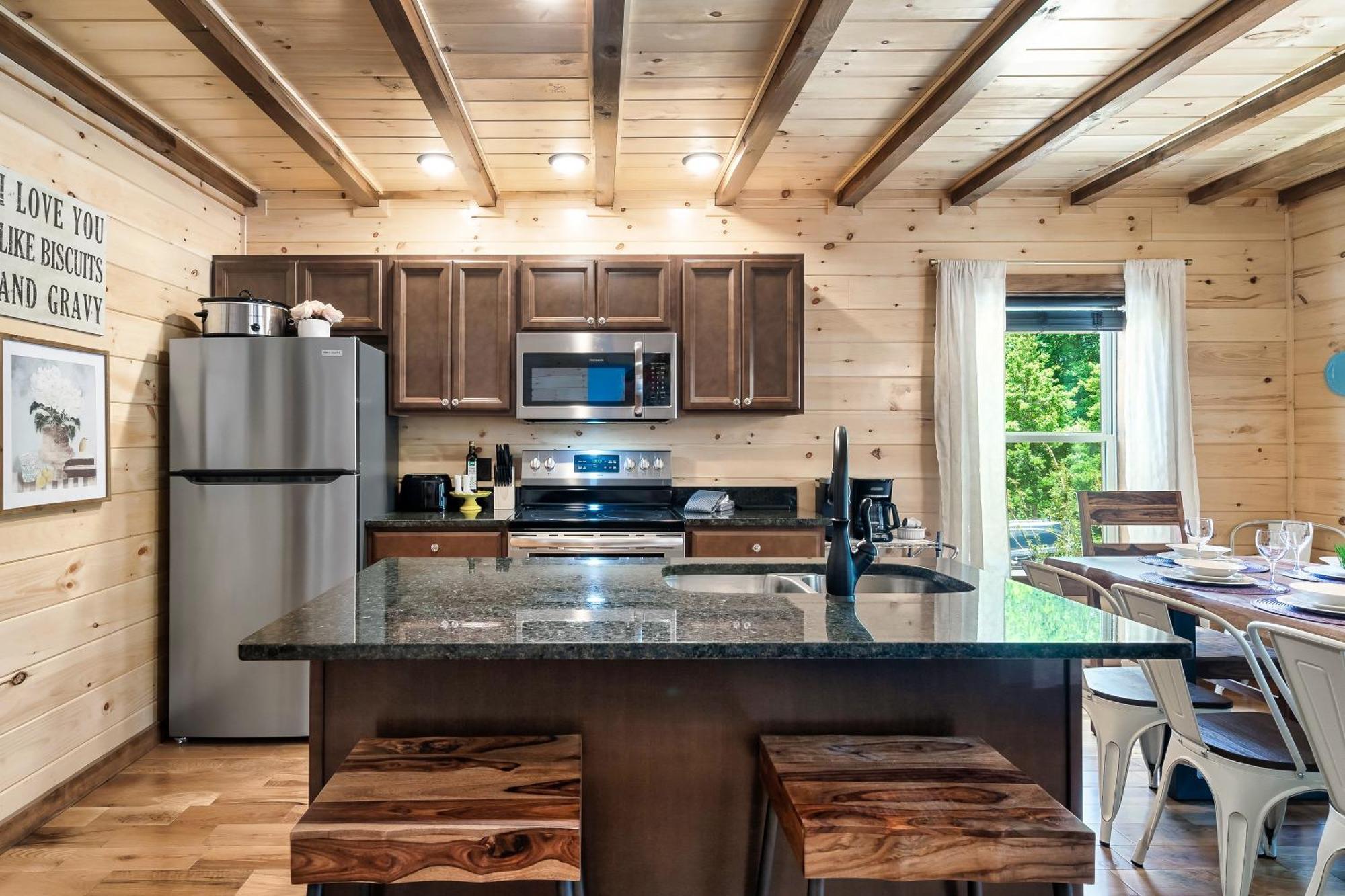 Smokiesboutiquecabins Would Love To Host You At Dolly'S Cute Cabin! 4 Suites With Private Bathrooms - Hot Tub, Fire Pit, Game Room, Resort Pool Open Memorial Day Through Labor Day! Gatlinburg Luaran gambar
