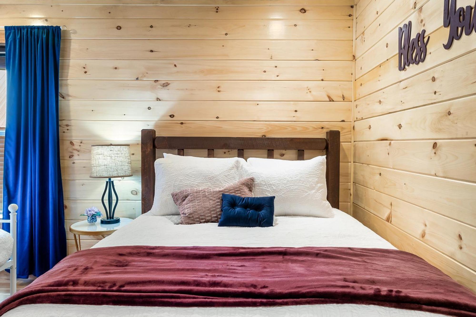 Smokiesboutiquecabins Would Love To Host You At Dolly'S Cute Cabin! 4 Suites With Private Bathrooms - Hot Tub, Fire Pit, Game Room, Resort Pool Open Memorial Day Through Labor Day! Gatlinburg Luaran gambar
