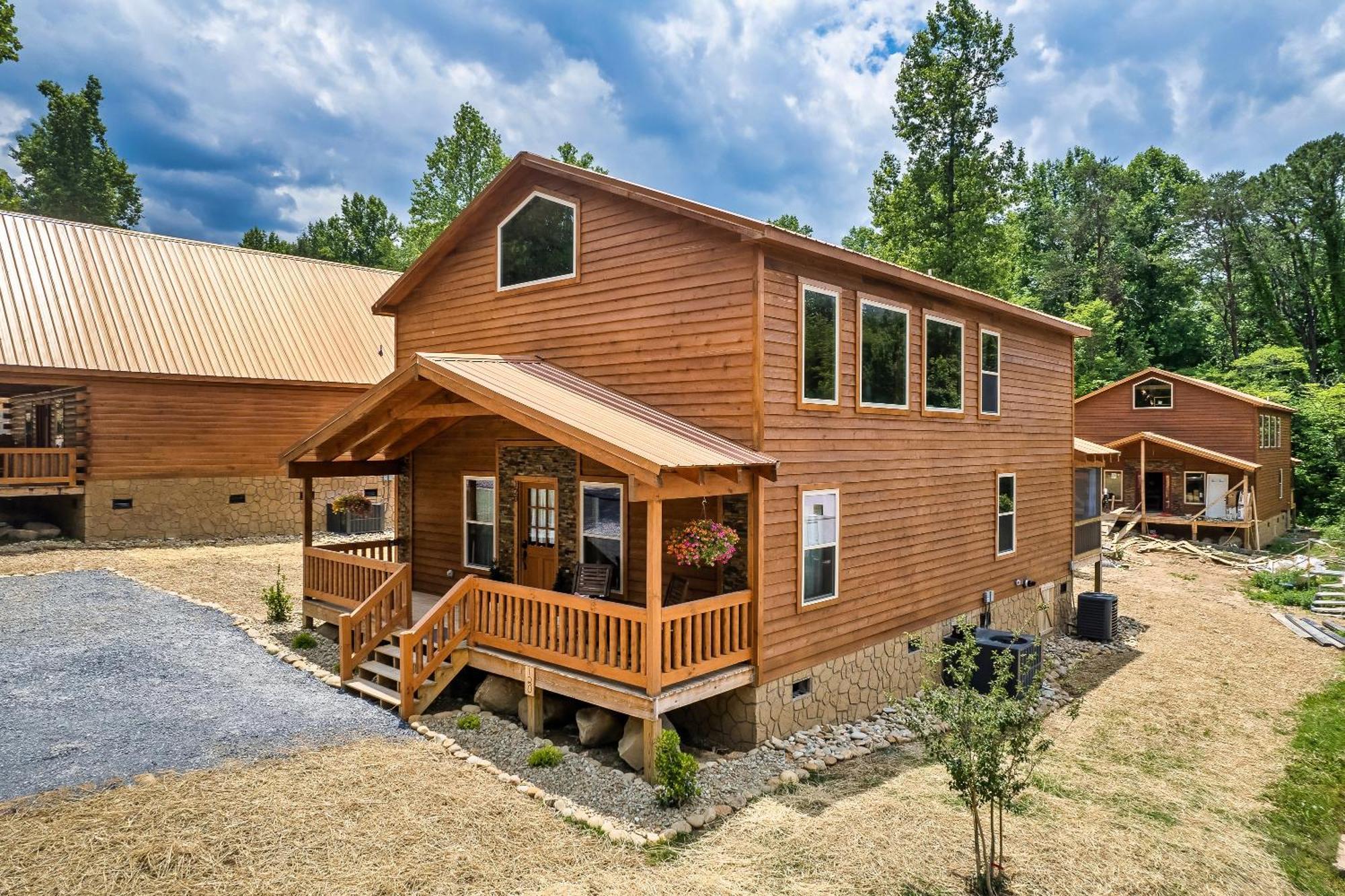 Smokiesboutiquecabins Would Love To Host You At Dolly'S Cute Cabin! 4 Suites With Private Bathrooms - Hot Tub, Fire Pit, Game Room, Resort Pool Open Memorial Day Through Labor Day! Gatlinburg Luaran gambar