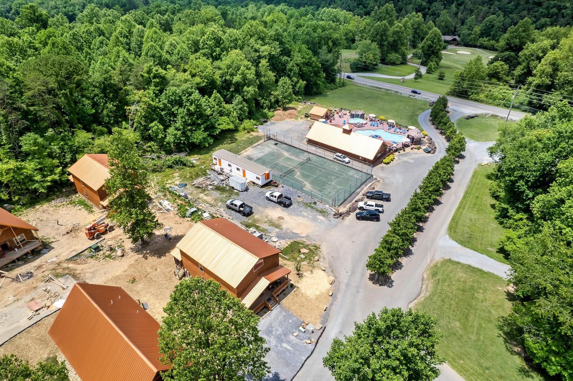 Smokiesboutiquecabins Would Love To Host You At Dolly'S Cute Cabin! 4 Suites With Private Bathrooms - Hot Tub, Fire Pit, Game Room, Resort Pool Open Memorial Day Through Labor Day! Gatlinburg Luaran gambar
