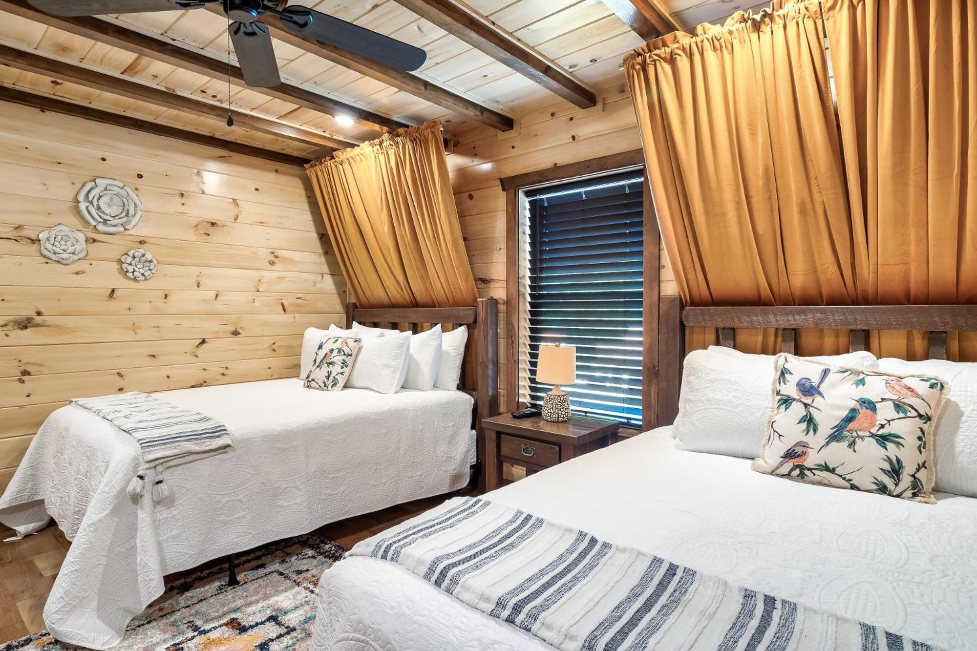 Smokiesboutiquecabins Would Love To Host You At Dolly'S Cute Cabin! 4 Suites With Private Bathrooms - Hot Tub, Fire Pit, Game Room, Resort Pool Open Memorial Day Through Labor Day! Gatlinburg Luaran gambar