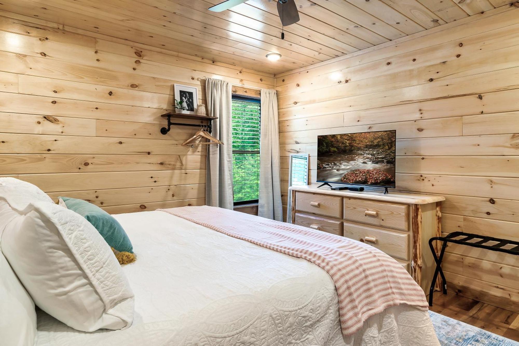 Smokiesboutiquecabins Would Love To Host You At Dolly'S Cute Cabin! 4 Suites With Private Bathrooms - Hot Tub, Fire Pit, Game Room, Resort Pool Open Memorial Day Through Labor Day! Gatlinburg Luaran gambar