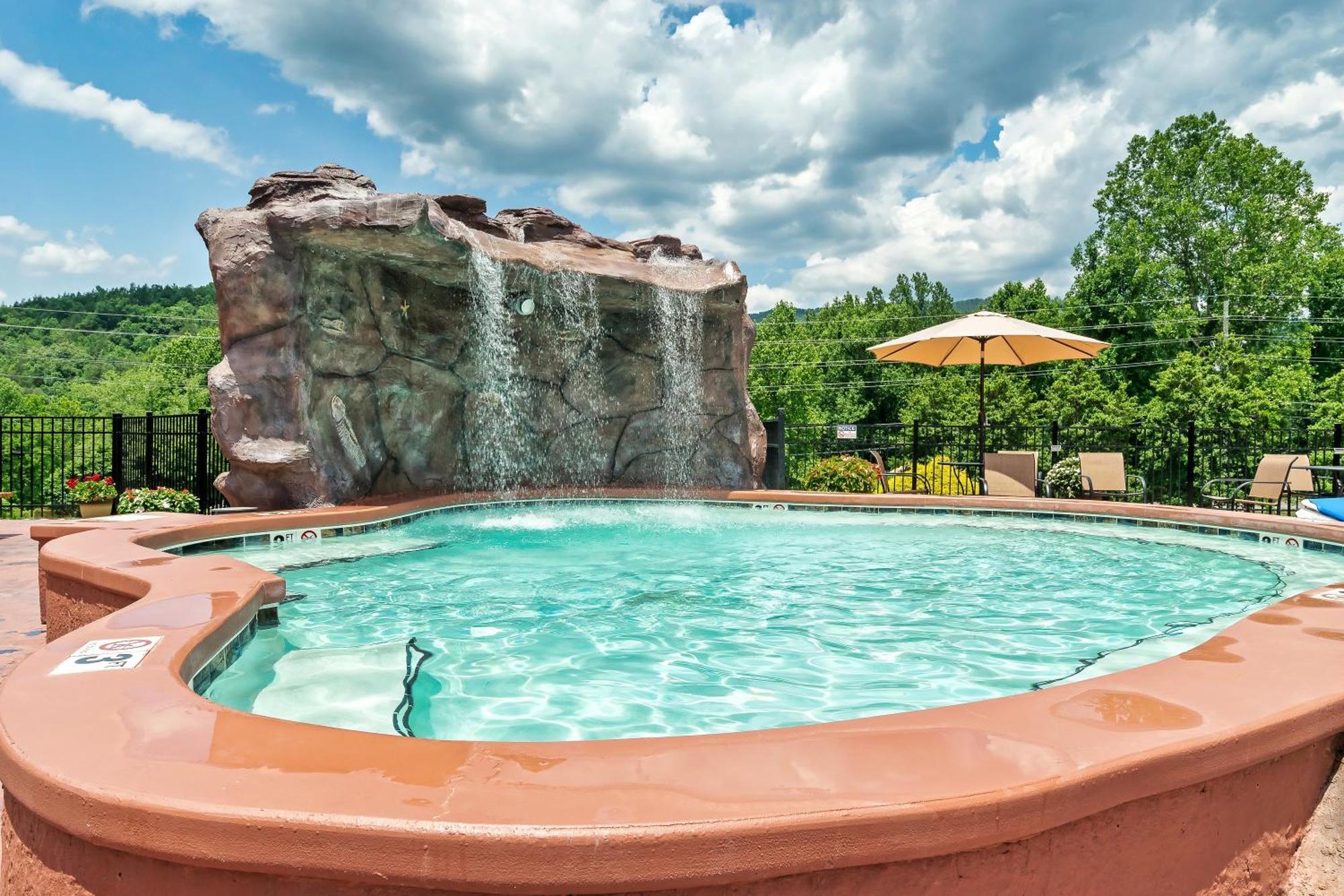 Smokiesboutiquecabins Would Love To Host You At Dolly'S Cute Cabin! 4 Suites With Private Bathrooms - Hot Tub, Fire Pit, Game Room, Resort Pool Open Memorial Day Through Labor Day! Gatlinburg Luaran gambar